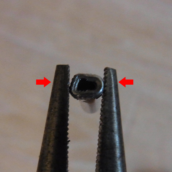 金具を広げる