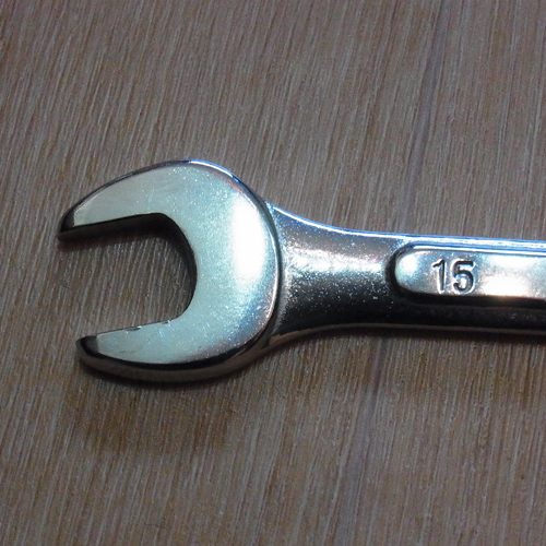 15mmのレンチを使用