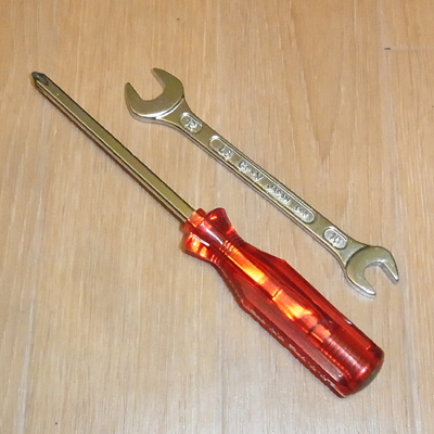 プラスドライバーなどの工具