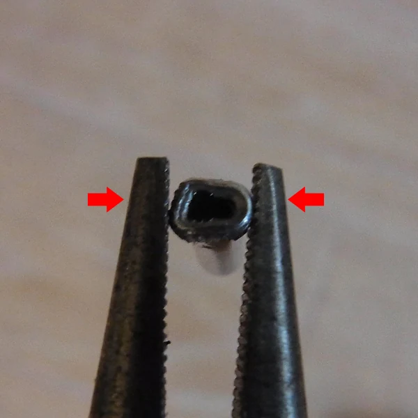 金具を広げる