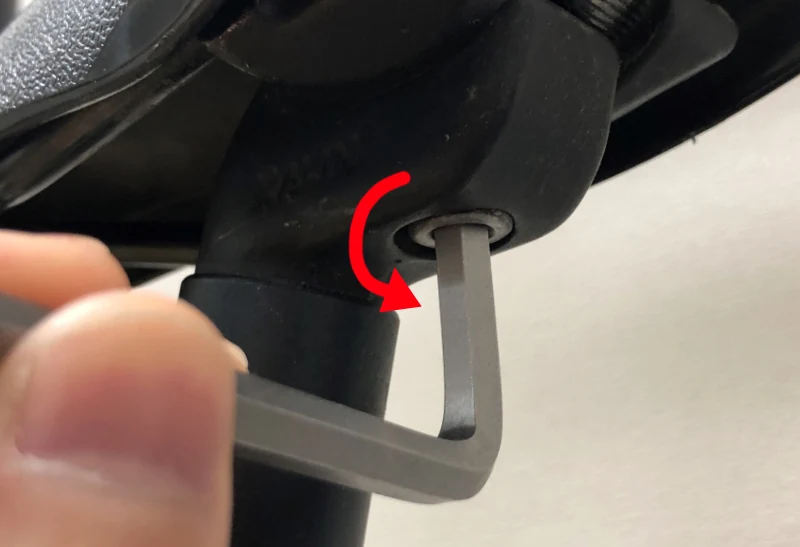 シートポストのボルトを緩める