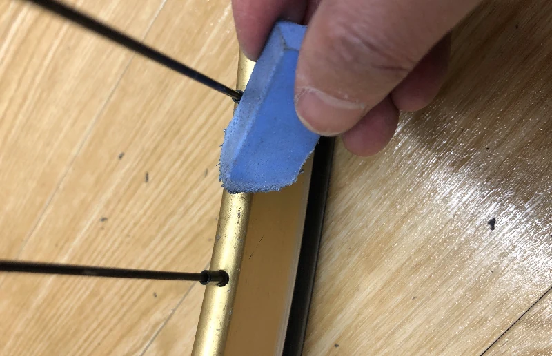 リムの内側も磨いている様子