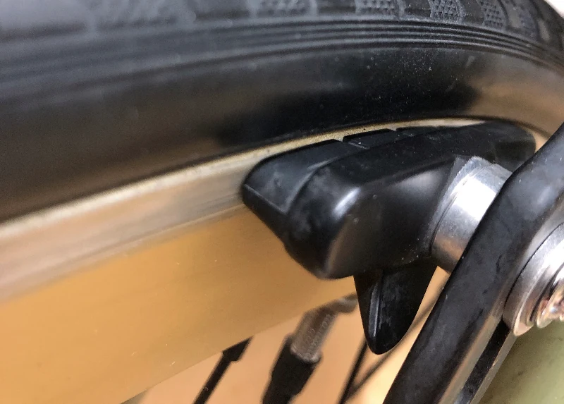 ブレーキレバーを握ってリムを挟む
