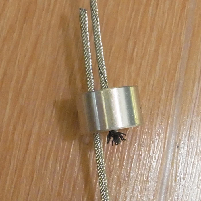 フロントブレーキ用ワイヤーを通す
