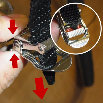 トゥーストラップのクリップ部分にストラップを噛ませる